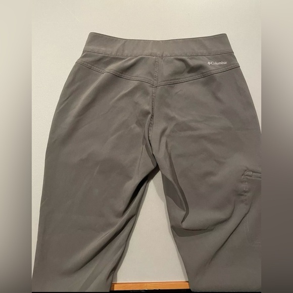 Columbia Women’s Size 2/34 Gray Zippered Pockets  Hiking Capri - Picture 3 of 4